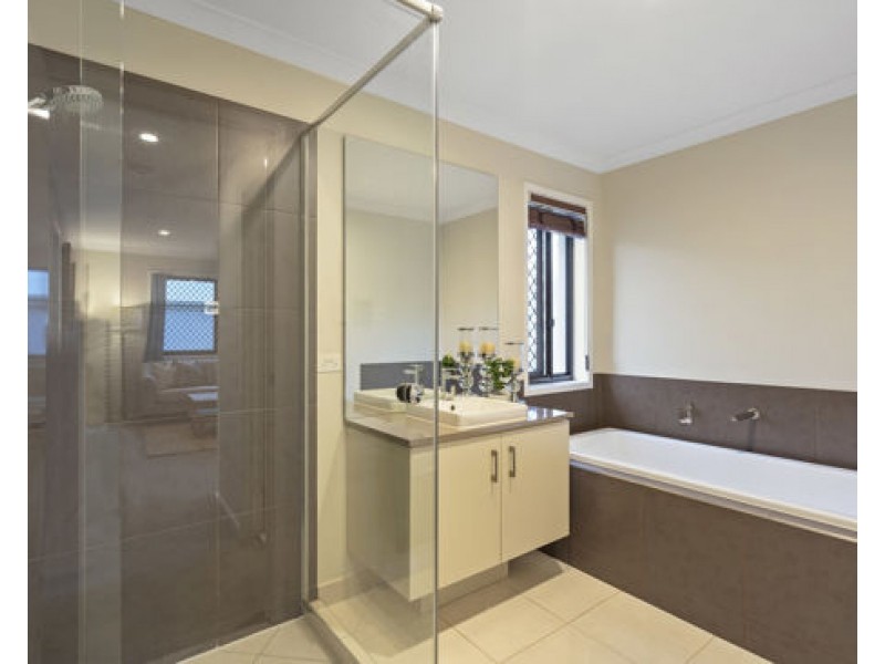 8 Wallaby Parade, Rochedale QLD 4123