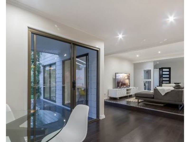 7 Stralock Street, Chapel Hill QLD 4069