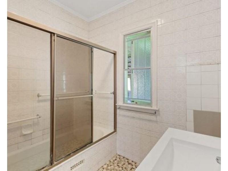 15 Sapphire Street, Holland Park QLD 4121