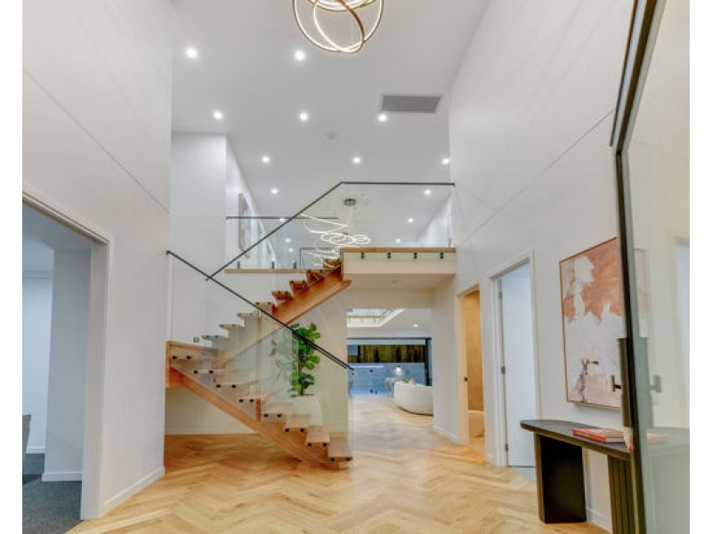 82 Linacre Crescent, Carindale QLD 4152