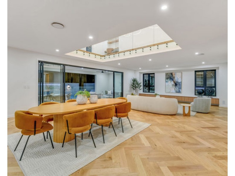 82 Linacre Crescent, Carindale QLD 4152