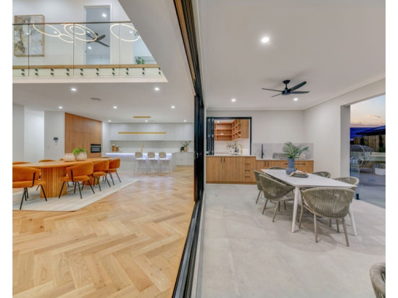 82 Linacre Crescent, Carindale QLD 4152