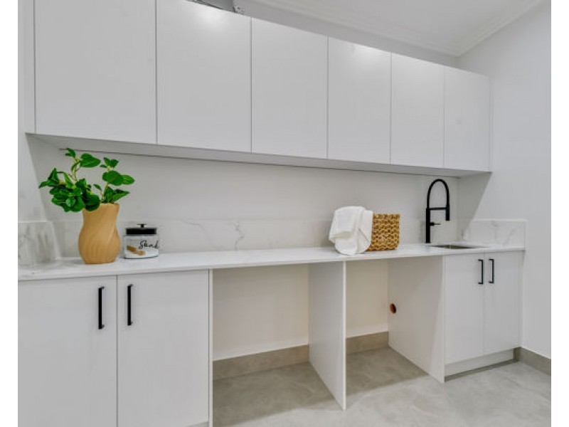 82 Linacre Crescent, Carindale QLD 4152