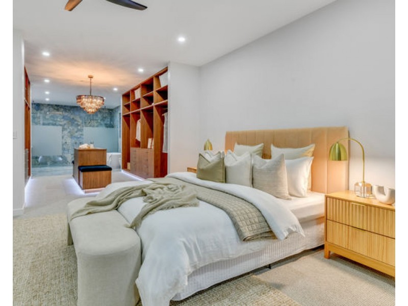82 Linacre Crescent, Carindale QLD 4152