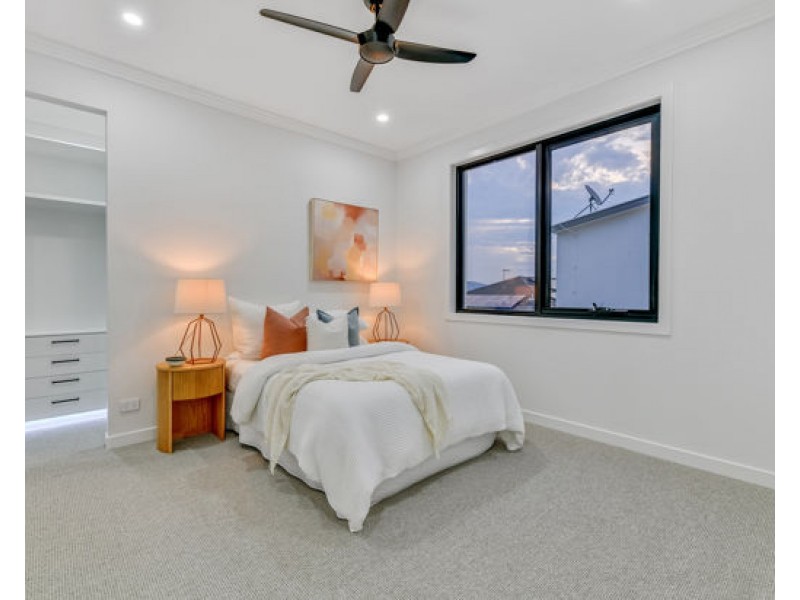 82 Linacre Crescent, Carindale QLD 4152