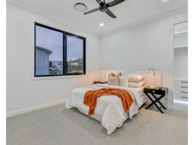82 Linacre Crescent, Carindale QLD 4152