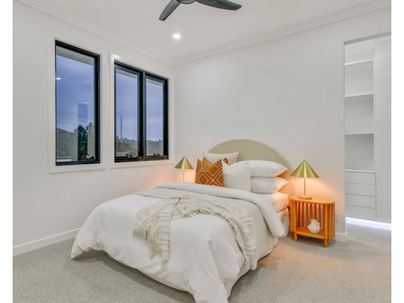 82 Linacre Crescent, Carindale QLD 4152