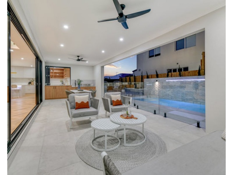 82 Linacre Crescent, Carindale QLD 4152