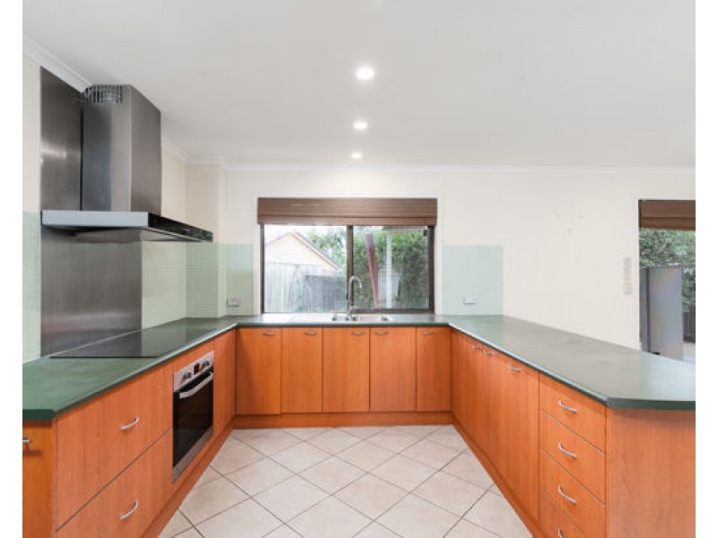 4 Caravonica Court, Calamvale QLD 4116