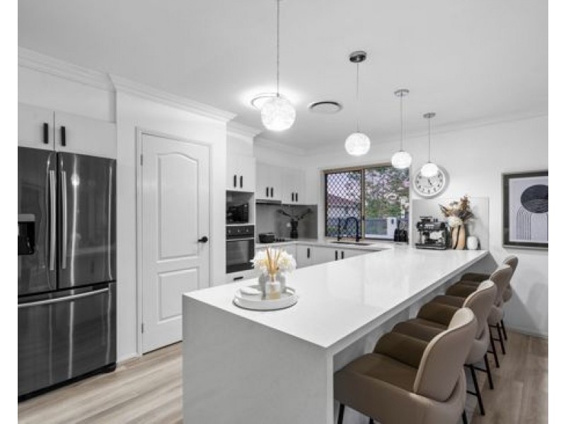 1 Picardie Close, Mansfield QLD 4122