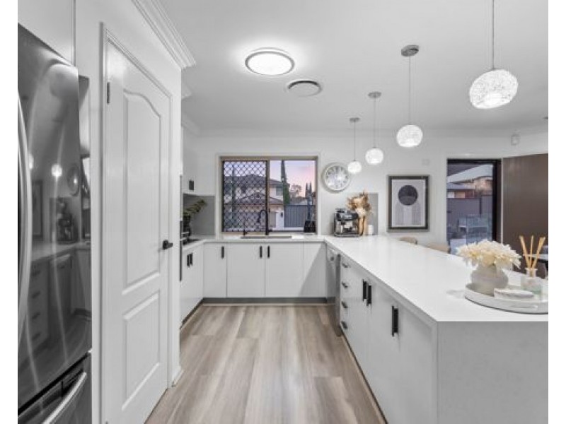 1 Picardie Close, Mansfield QLD 4122