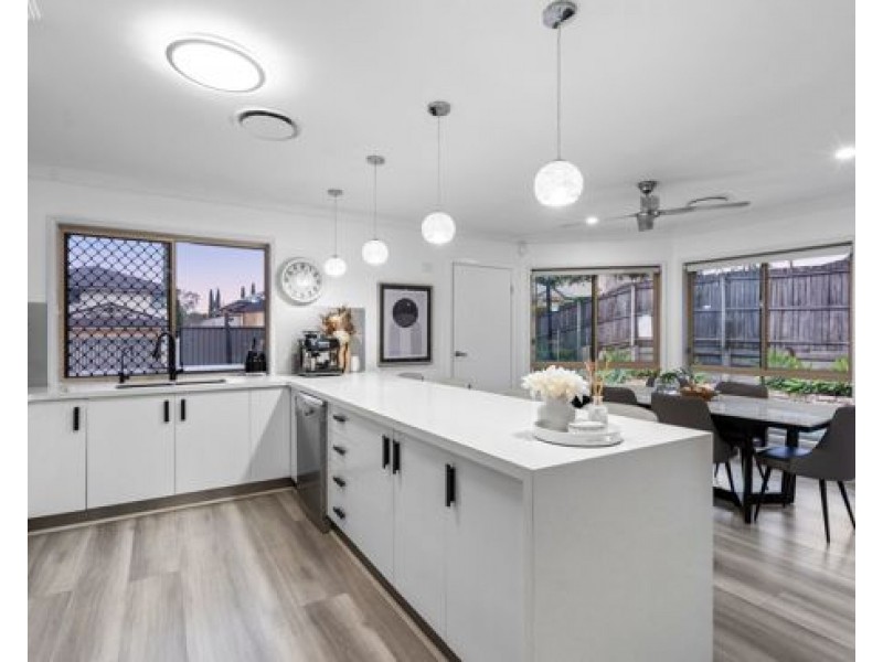 1 Picardie Close, Mansfield QLD 4122