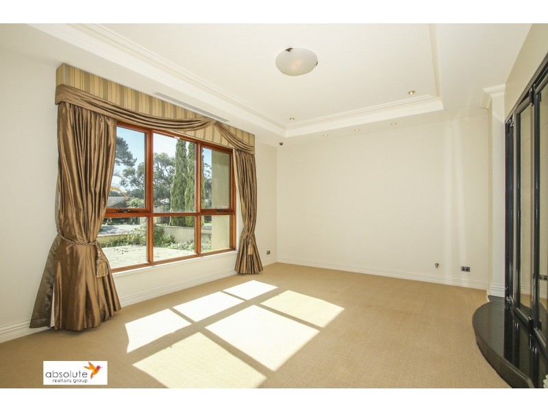 10 Lowan Loop, Karawara WA 6152