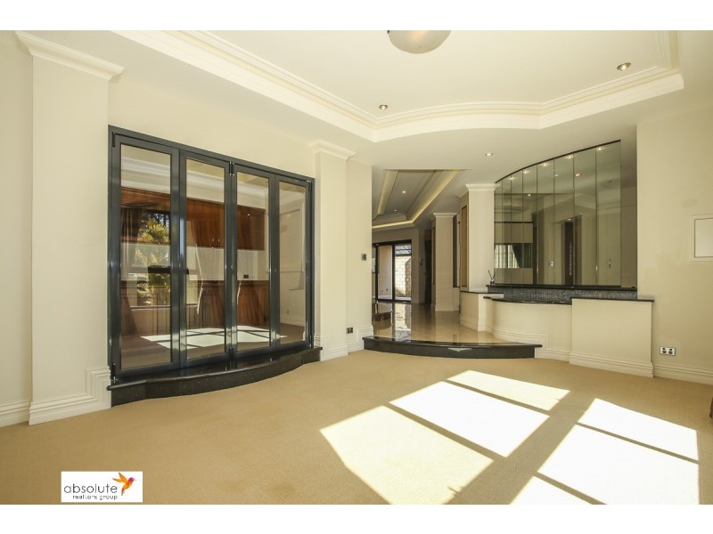 10 Lowan Loop, Karawara WA 6152