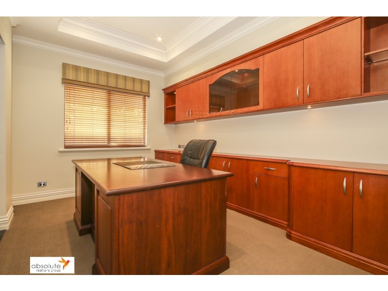 10 Lowan Loop, Karawara WA 6152