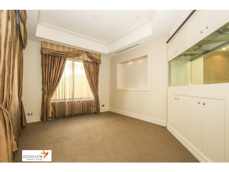 10 Lowan Loop, Karawara WA 6152