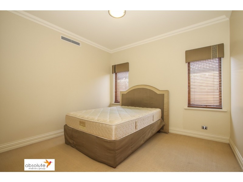 10 Lowan Loop, Karawara WA 6152