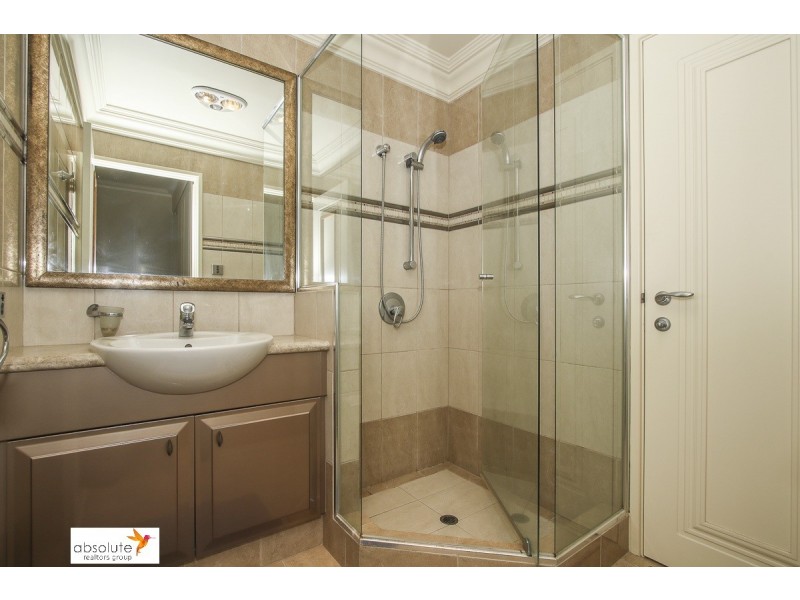 10 Lowan Loop, Karawara WA 6152