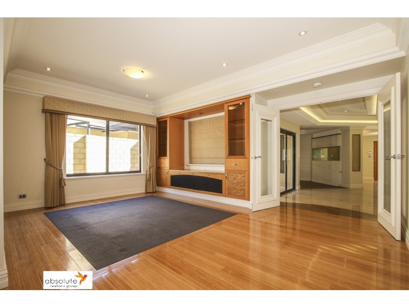 10 Lowan Loop, Karawara WA 6152