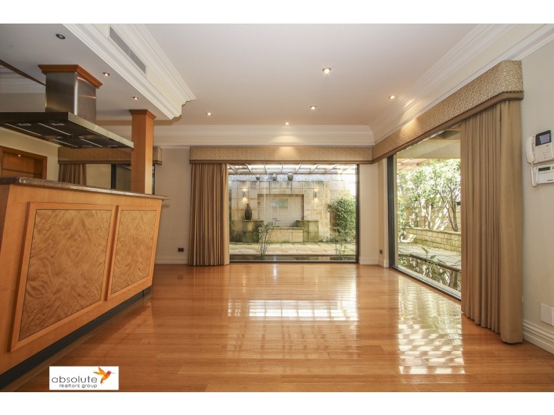 10 Lowan Loop, Karawara WA 6152