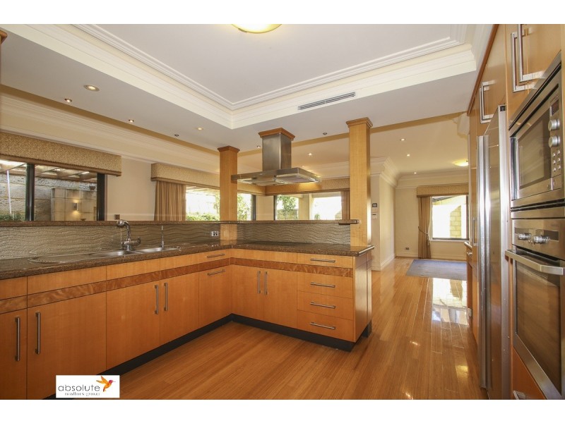 10 Lowan Loop, Karawara WA 6152