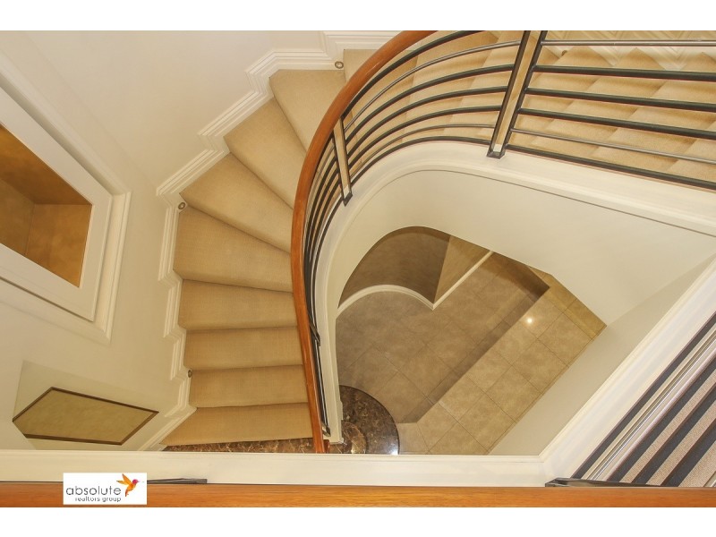 10 Lowan Loop, Karawara WA 6152