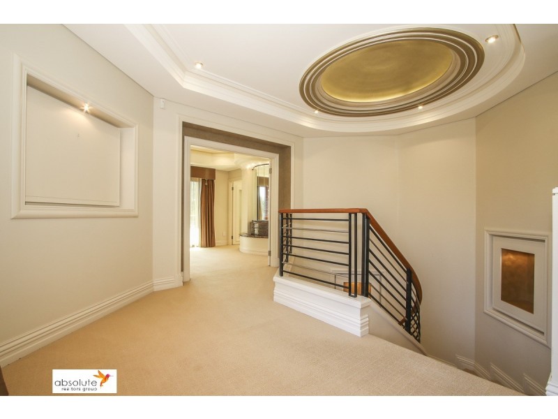 10 Lowan Loop, Karawara WA 6152