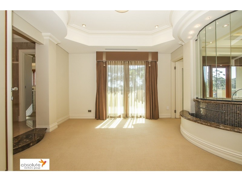 10 Lowan Loop, Karawara WA 6152