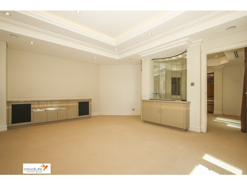 10 Lowan Loop, Karawara WA 6152