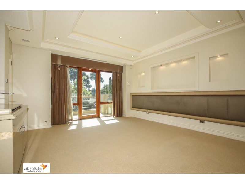 10 Lowan Loop, Karawara WA 6152