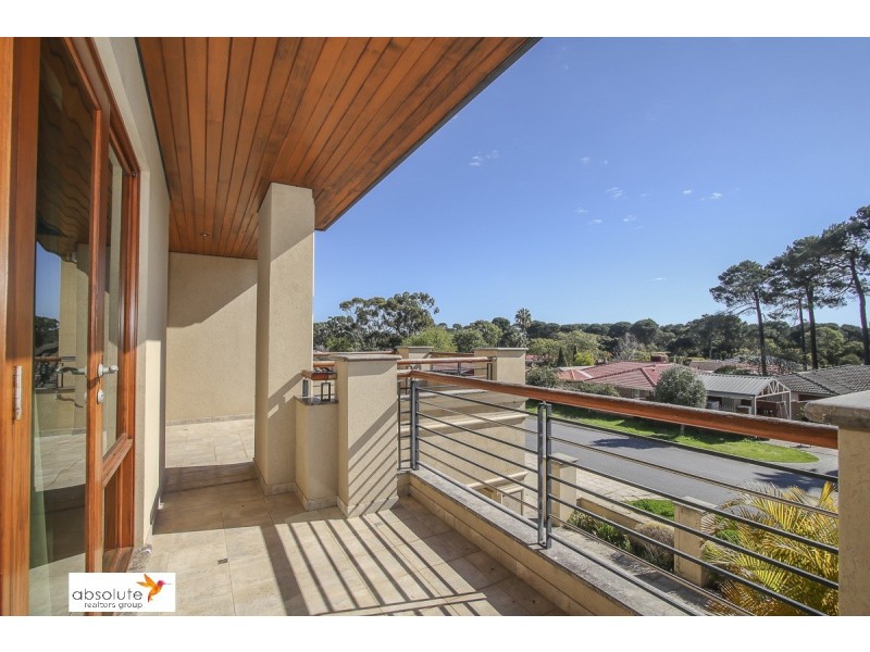 10 Lowan Loop, Karawara WA 6152