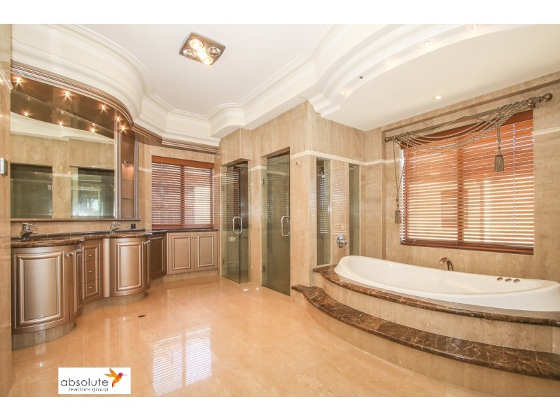 10 Lowan Loop, Karawara WA 6152