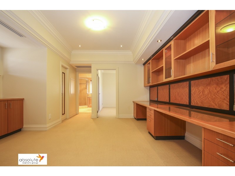 10 Lowan Loop, Karawara WA 6152