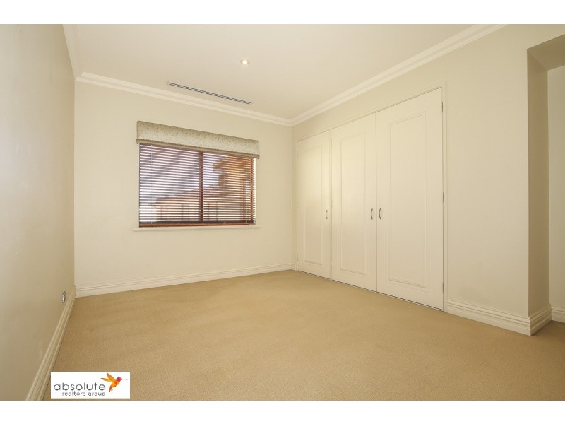 10 Lowan Loop, Karawara WA 6152