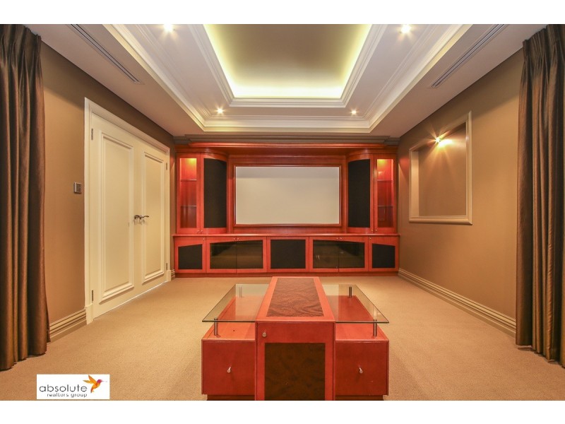 10 Lowan Loop, Karawara WA 6152