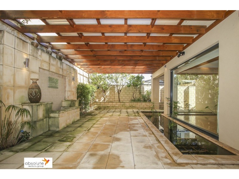 10 Lowan Loop, Karawara WA 6152