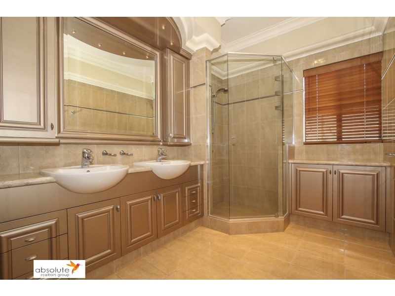 10 Lowan Loop, Karawara WA 6152