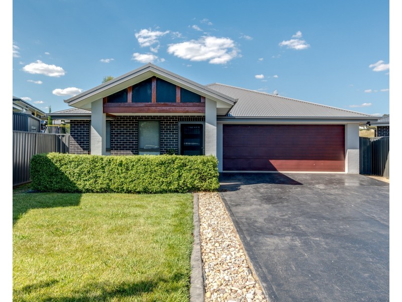 77 Mewburn Dr, Goulburn NSW 2580