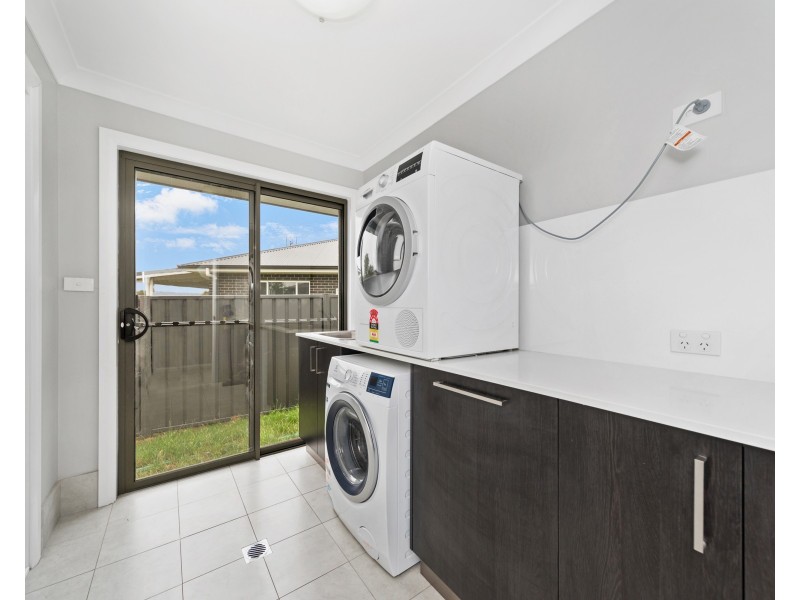 77 Mewburn Dr, Goulburn NSW 2580