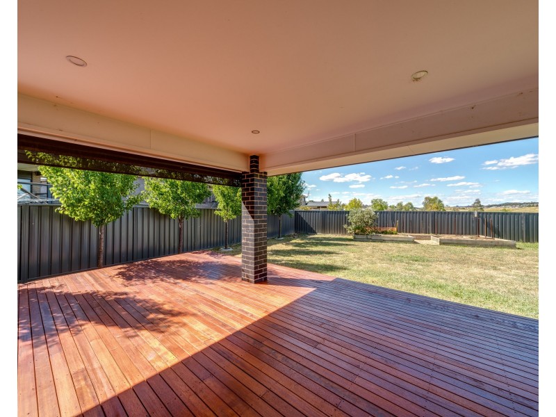 77 Mewburn Dr, Goulburn NSW 2580