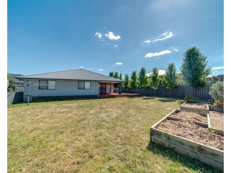 77 Mewburn Dr, Goulburn NSW 2580