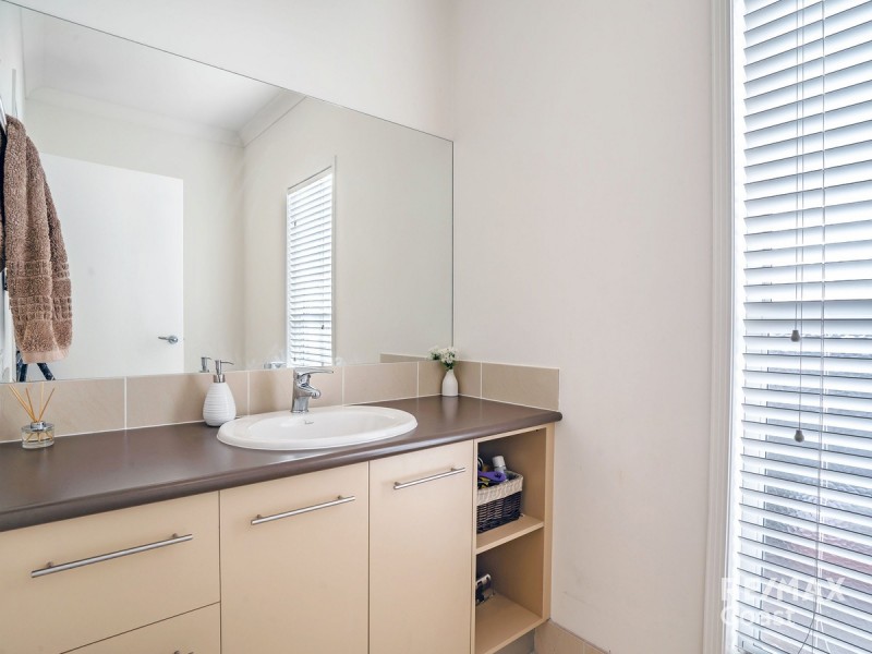30 Meridien Avenue, Varsity Lakes QLD 4227