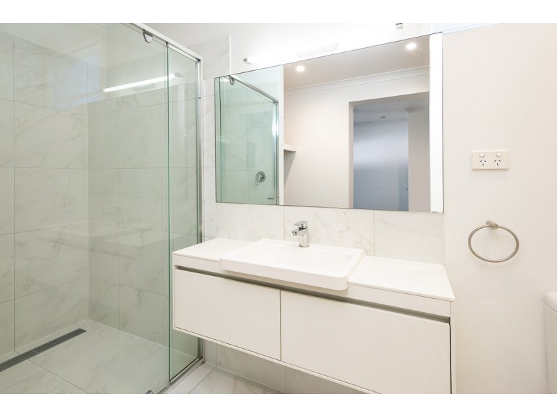 400 Bayview Street, Paradise Point QLD 4216