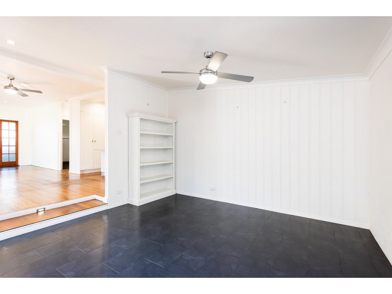 400 Bayview Street, Paradise Point QLD 4216