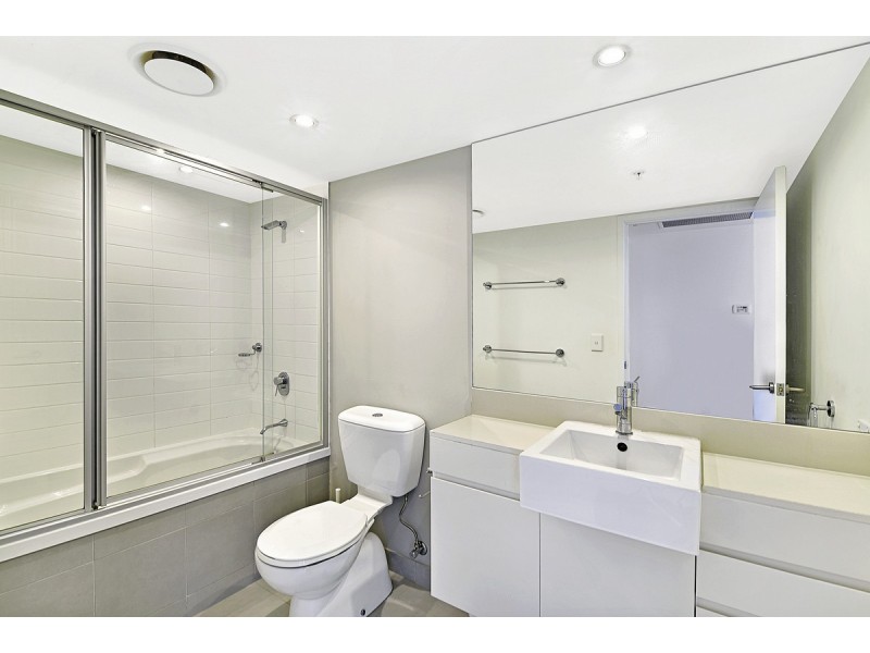 21203/5 Lawson Street, Southport QLD 4215