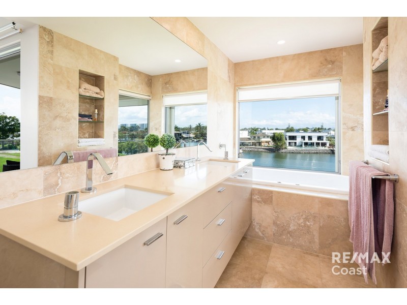 4/10 Ray Street, Runaway Bay QLD 4216