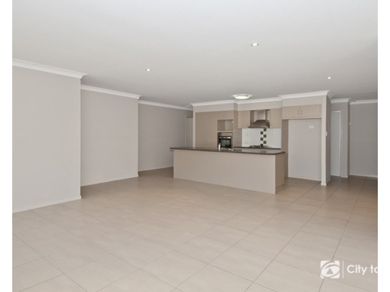4 Sanctuary Parkway, Waterford QLD 4133
