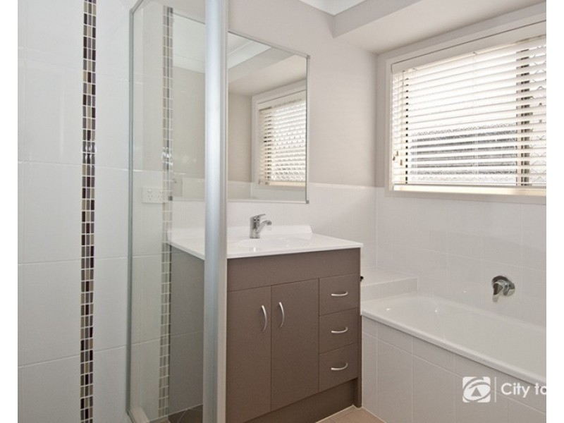 4 Sanctuary Parkway, Waterford QLD 4133