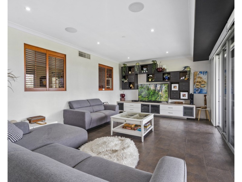 8 Riverside Terrace, Windaroo QLD 4207