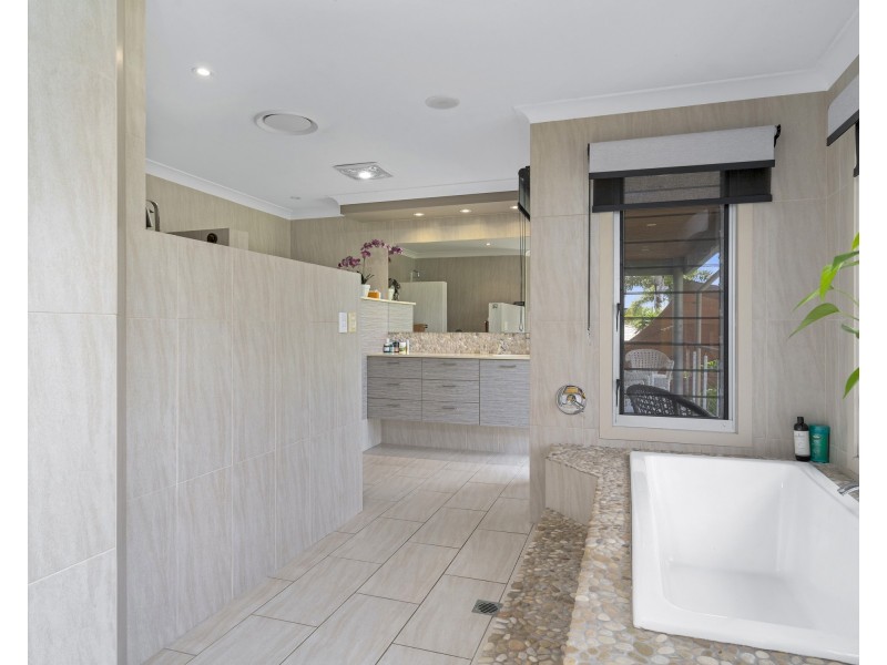 8 Riverside Terrace, Windaroo QLD 4207
